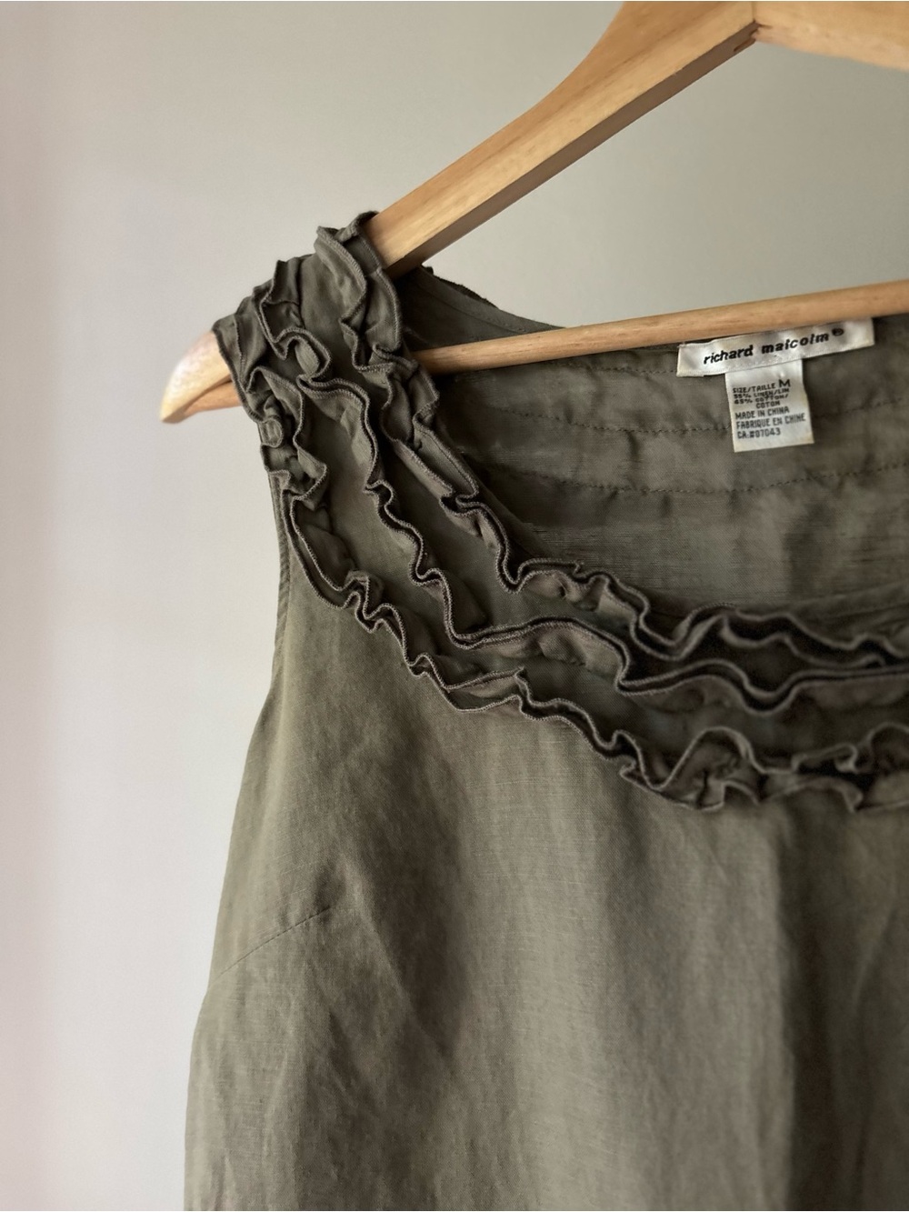Y2K Linen Top with Ruffled Neckline - Picture 3 of 5